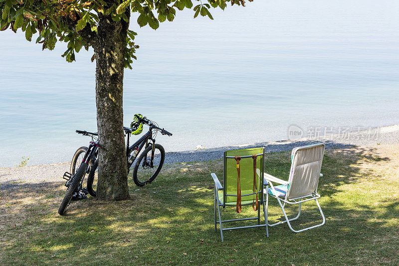 在瑞士奥伯威尔楚格州楚格湖附近的树下骑躺椅