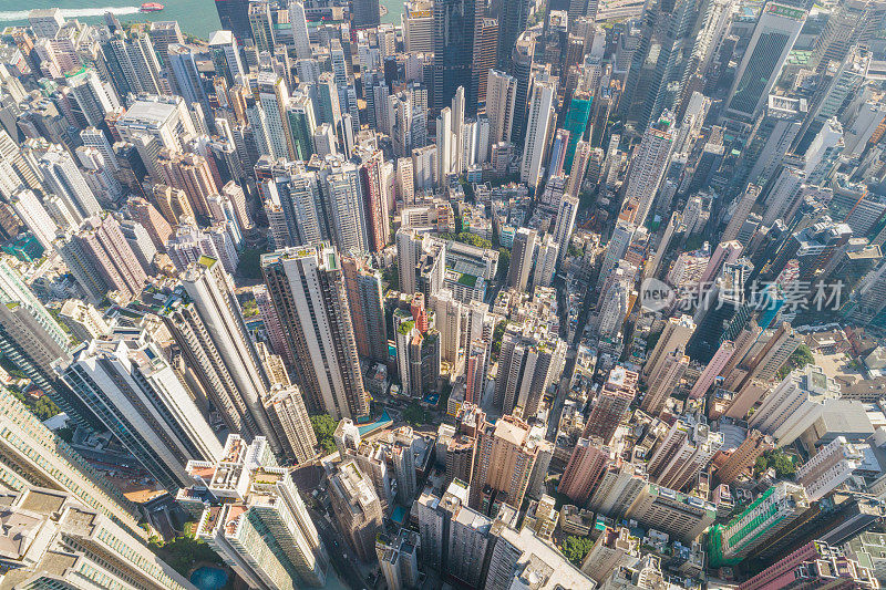 鸟瞰图的香港城市天际线和维多利亚港日落在中国