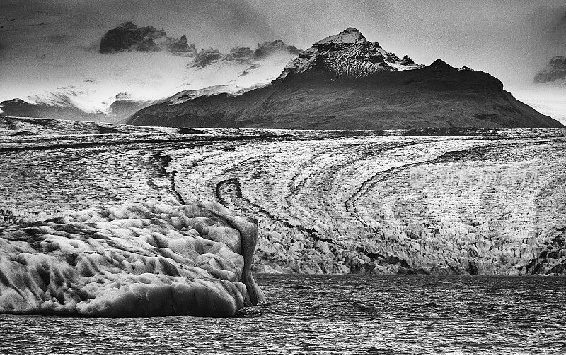 冰岛的Jokulsarlon礁湖冰山