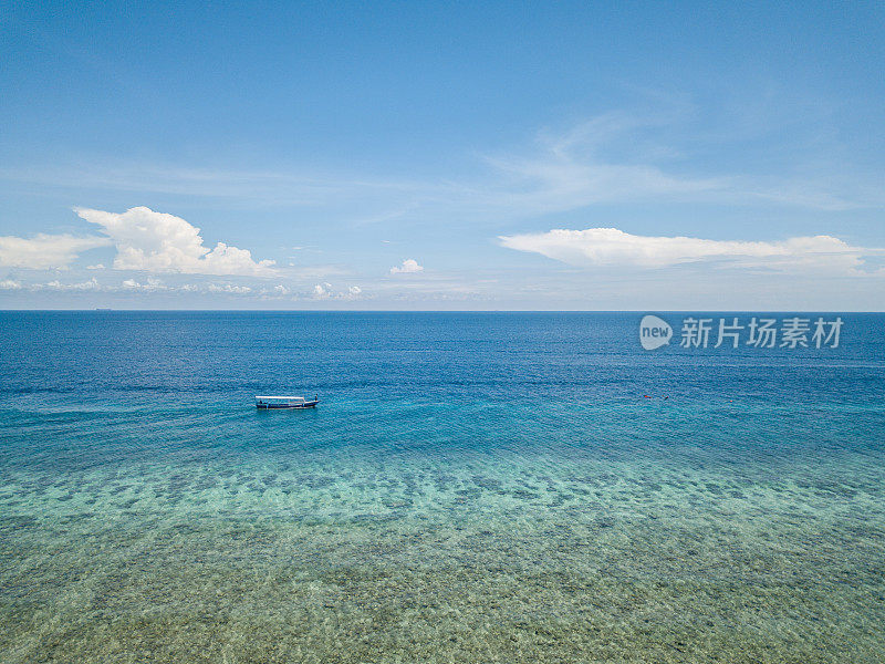 从上面鸟瞰热带岛屿，无人机的观点;田园旅行目的地的地方概念