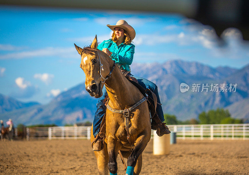 女牛仔在牛仔竞技场上练马