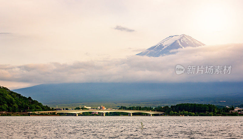 富士山日本火山在夏季日落全景