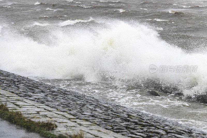 暴风雨中海浪冲击着IJsselmeer的堤坝