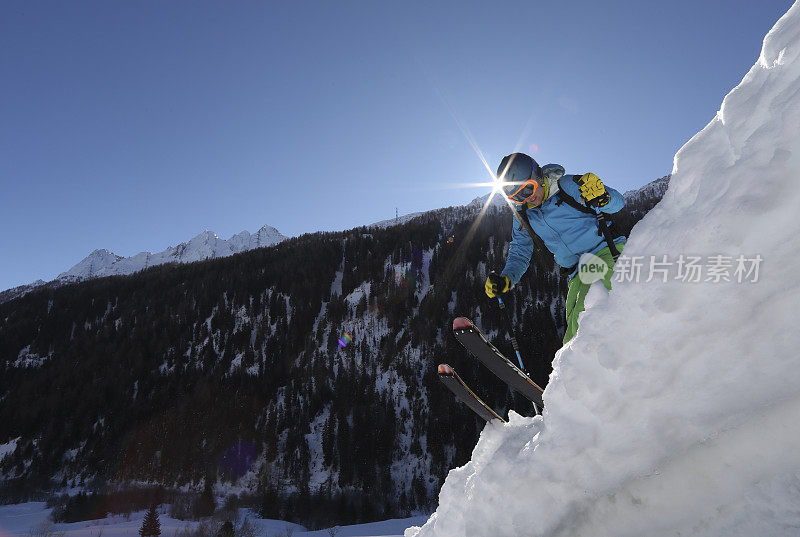 滑雪者用登山皮攀登陡峭的雪坡