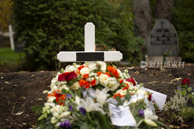 墓碑上的十字架和墓碑上的鲜花