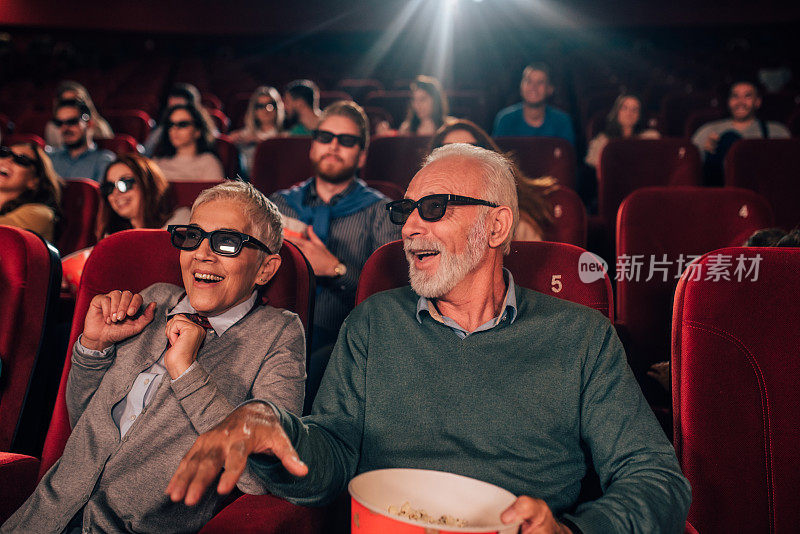 戴3D眼镜的老年夫妇