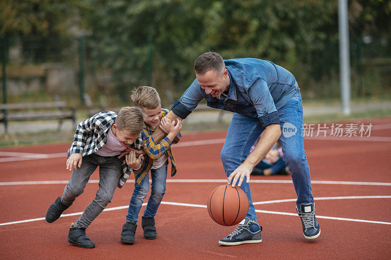 家人在篮球场上玩得很开心