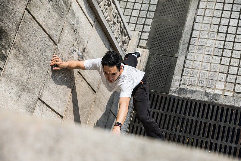 男人在跳跃和自由奔跑中锻炼