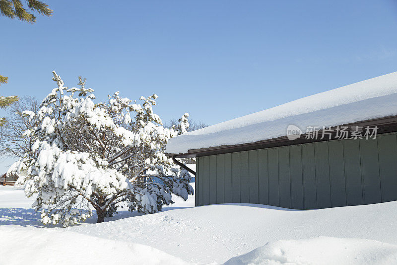 屋顶上的厚厚的积雪