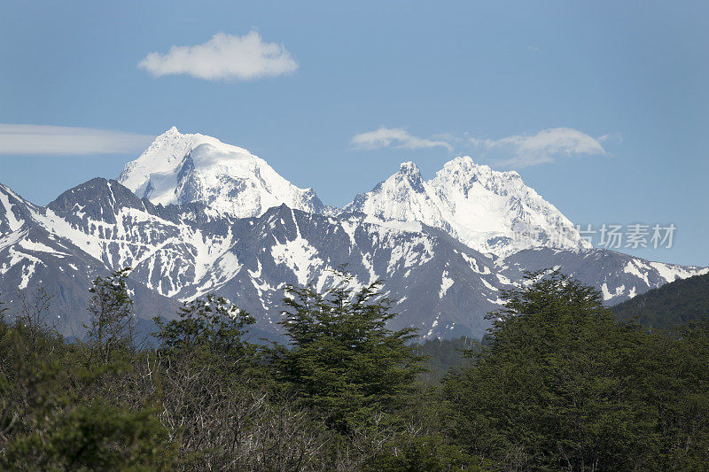 白雪皑皑的达尔文山脉火地岛亚南极森林国家公园