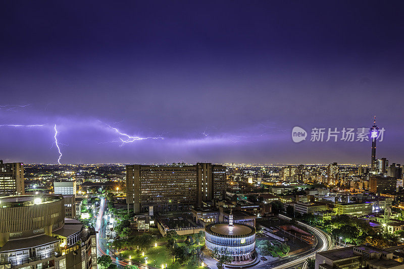 约翰内斯堡的暴风雨和闪电，还有希尔布罗塔和议会大厅