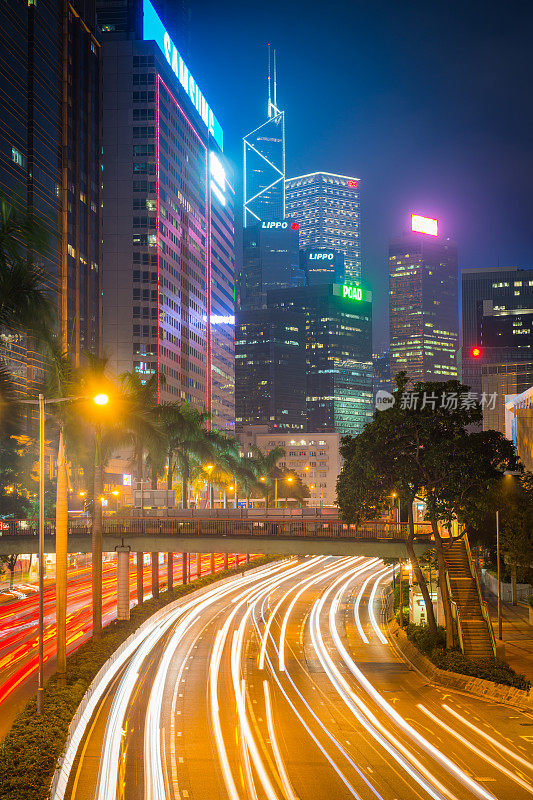 交通急速通过霓虹灯夜摩天大楼峡谷香港中国