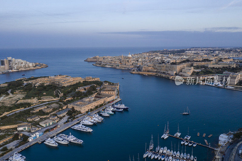 瓦莱塔，马诺埃尔岛，塔克斯游艇码头，马耳他。无人机航拍照片