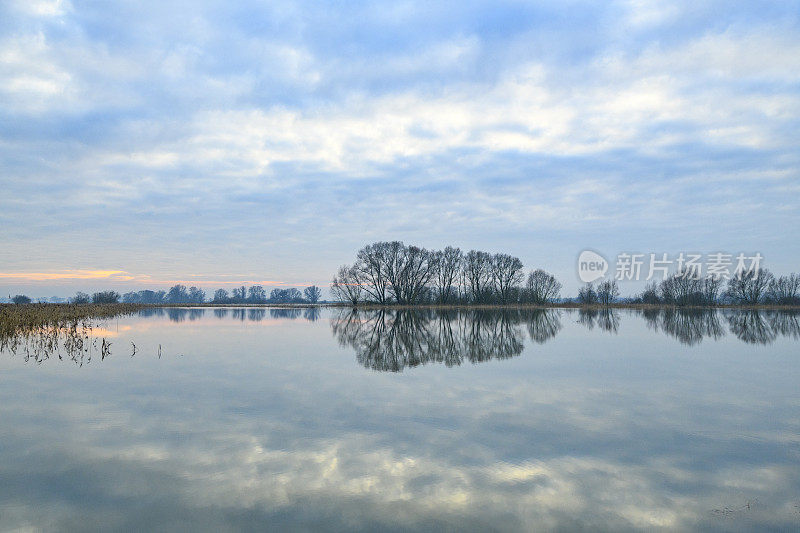 日落时分，荷兰IJssel河溢流区发生洪水