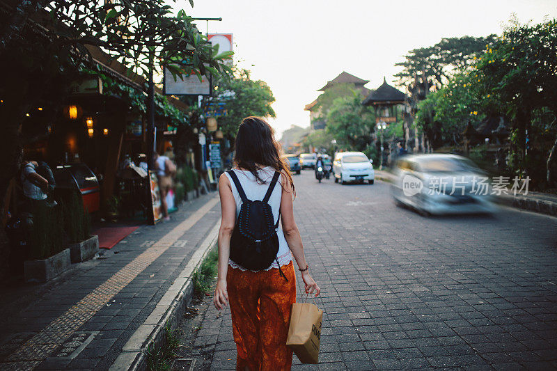 年轻的女游客在印尼巴厘岛的乌布旅游