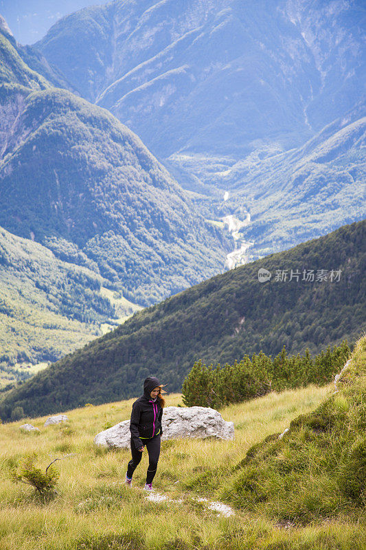 在山里徒步旅行的女人