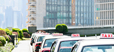 城市街道上的一排出租车