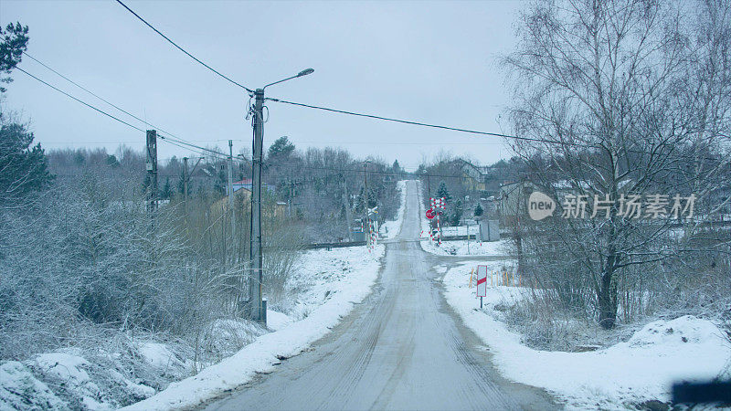 在路上。司机的视角，看看白雪覆盖的世界