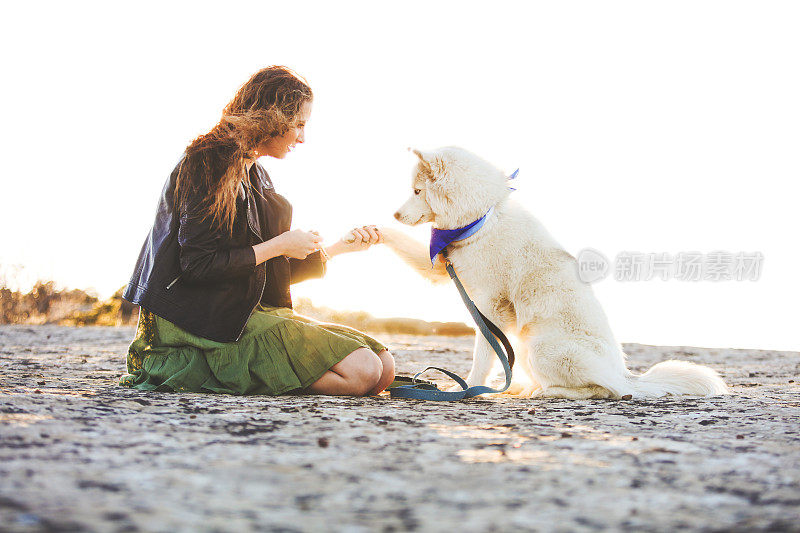 精力充沛的少女探索科罗拉多户外与哈士奇狗在野外系列