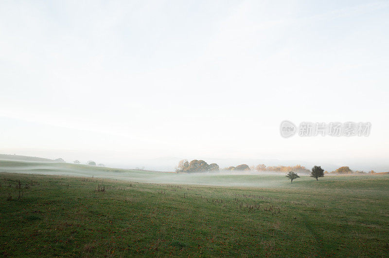 雾蒙蒙的秋天草地和黄昏的风景-英国湖区