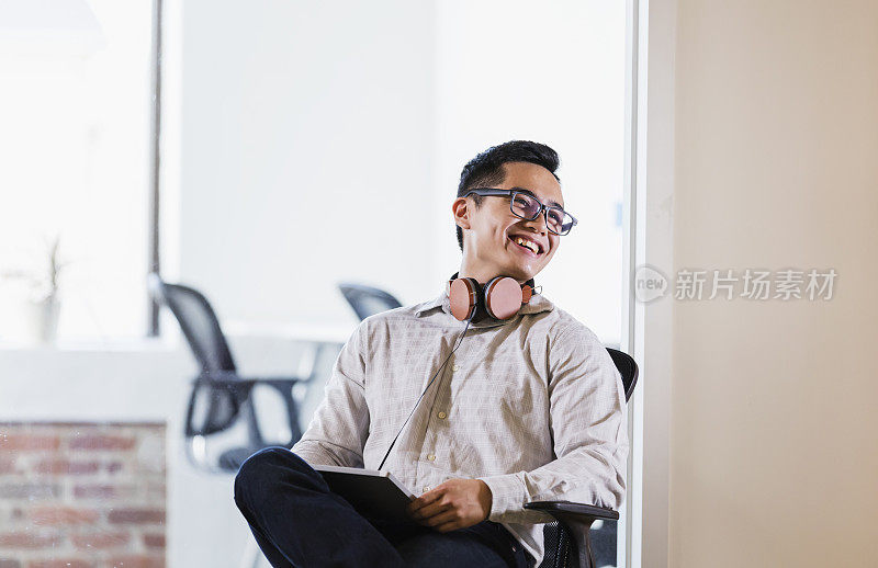 年轻的越南男子使用数码平板电脑