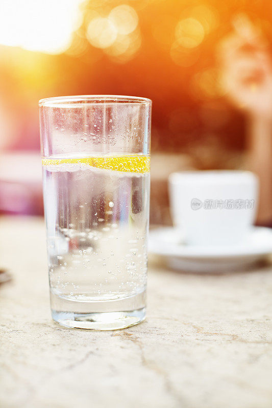 在阳光明媚的夏日，一杯冰凉的起泡饮料配上一片柠檬