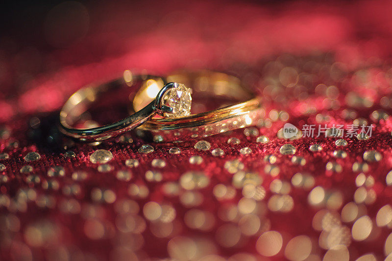 结婚典礼上的一对结婚戒指