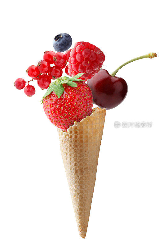甜筒冰淇淋配新鲜水果