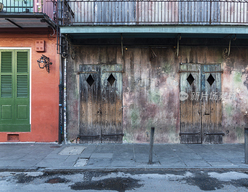 新奥尔良法国区的街道。老式的紧闭的门。