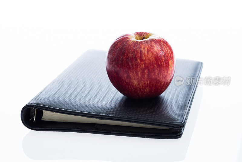笔记本和白色背景下的苹果