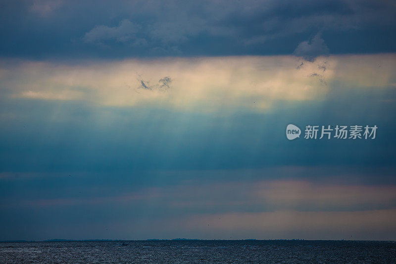 夕阳照在海湾上