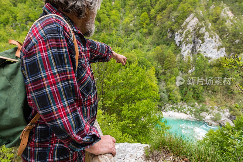 在斯洛文尼亚科巴里德附近的朱利安阿尔卑斯欣赏索卡河谷的高级男子