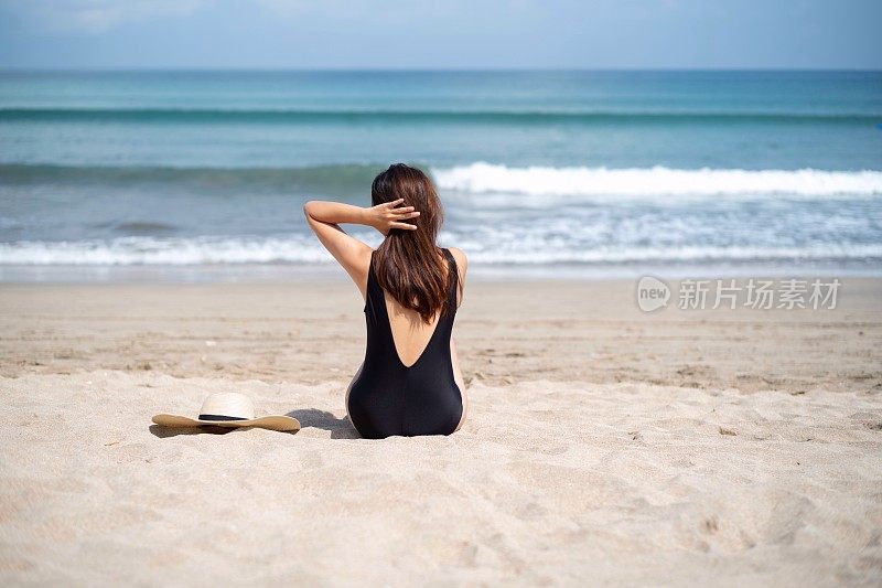 年轻女子在海边度假