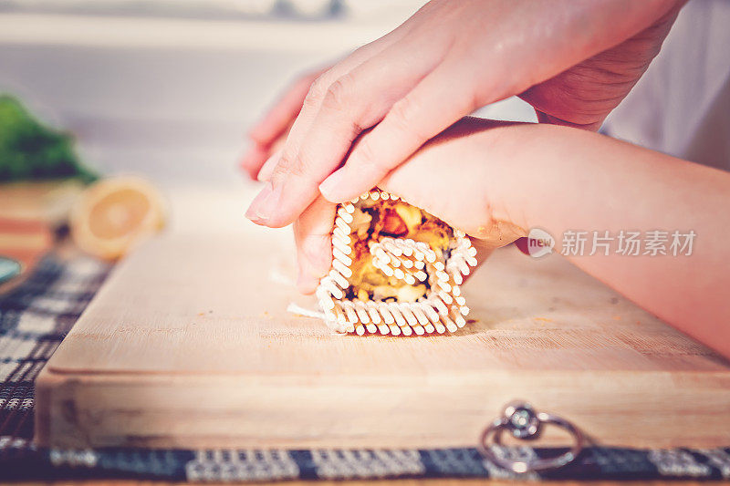 亚洲男孩学习做寿司手卷