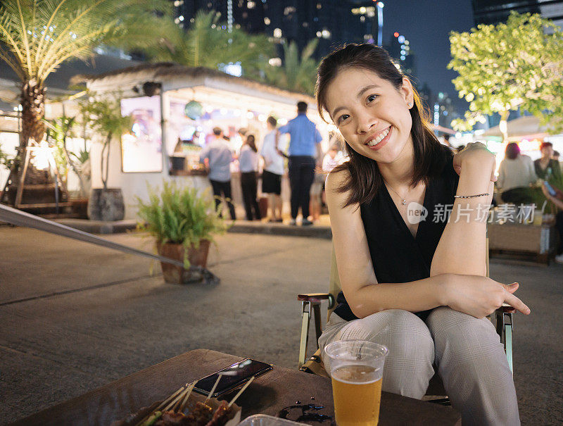 年轻的当地亚洲人快乐地花时间在唐人街耀华在泰国曼谷享受吃街头小吃在晚上