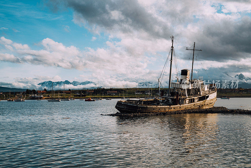 乌斯怀亚港搁浅的旧船