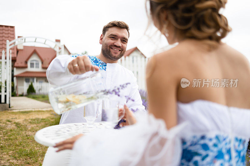 一对年轻夫妇在夏天的田野里摆姿势的肖像