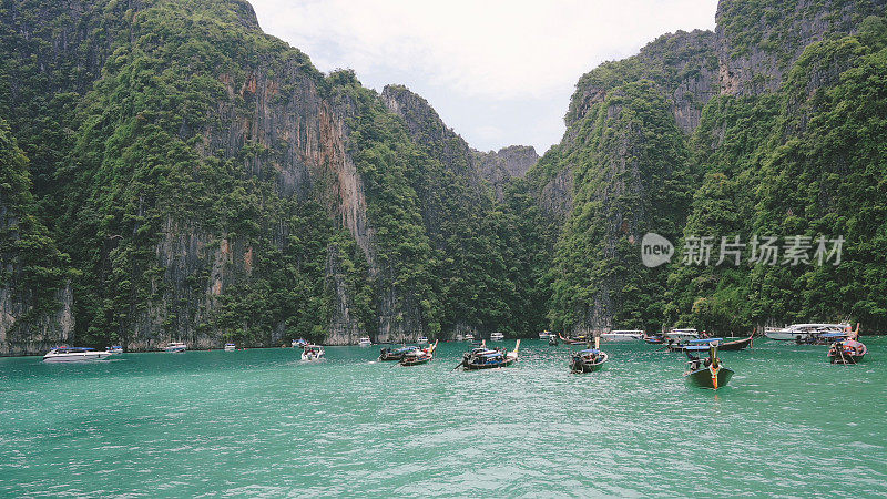 宽观组的长尾船和游客前往毗勒泻湖旅游景点旅游后，泰国甲米国家重新开放