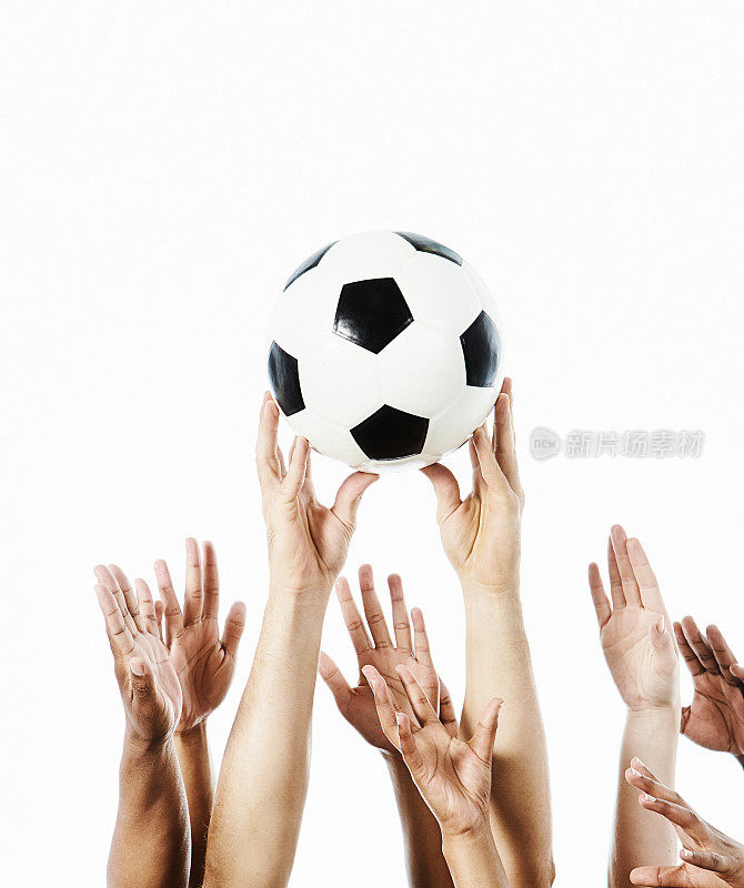 举着足球的手，还有很多人去抢，代表运动中的竞争或体育迷之间的竞争