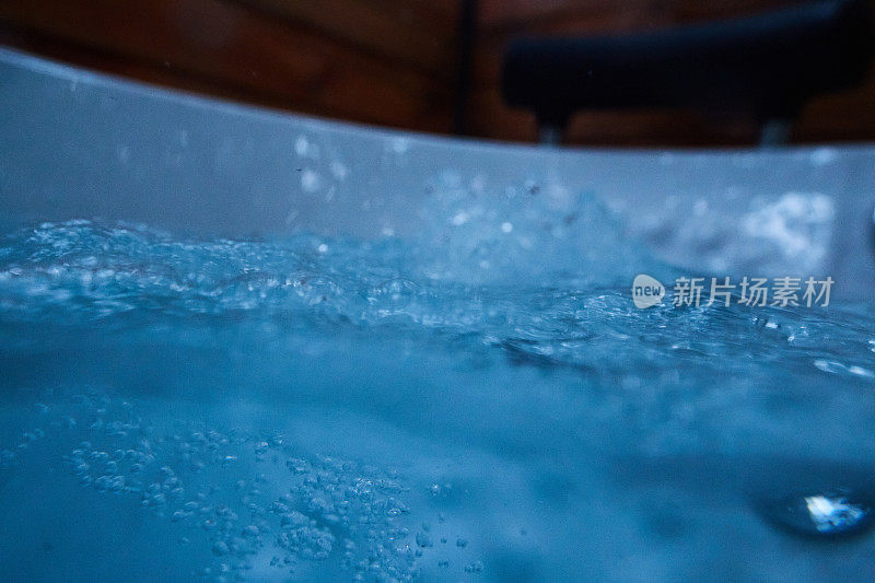 特写俯视图泡沫在热水浴缸