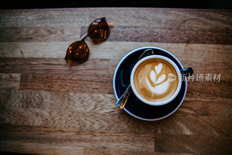 美味的平白咖啡与拉花艺术在一个杯子