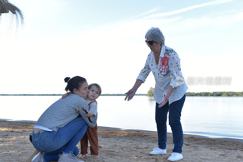 奶奶和她的女儿、孙子在海滩上