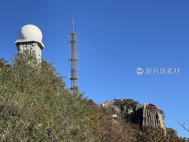 山顶上的通讯塔