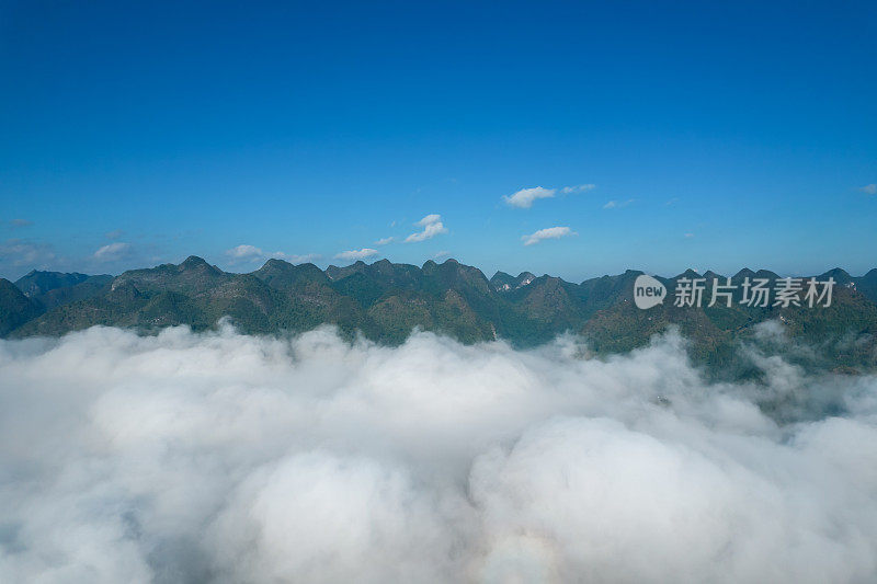 大卡斯特地层的鸟瞰图和云海