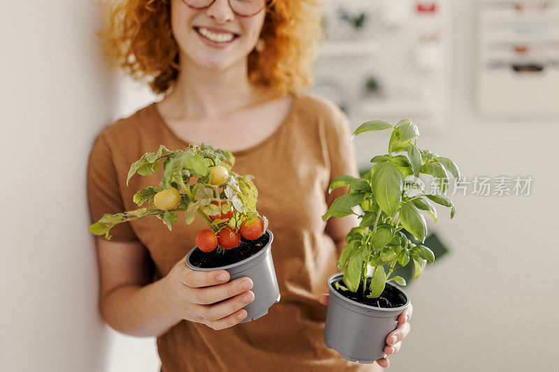 照料室内植物的家庭主妇