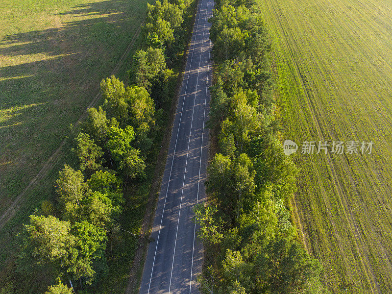 高角度观路穿过田野