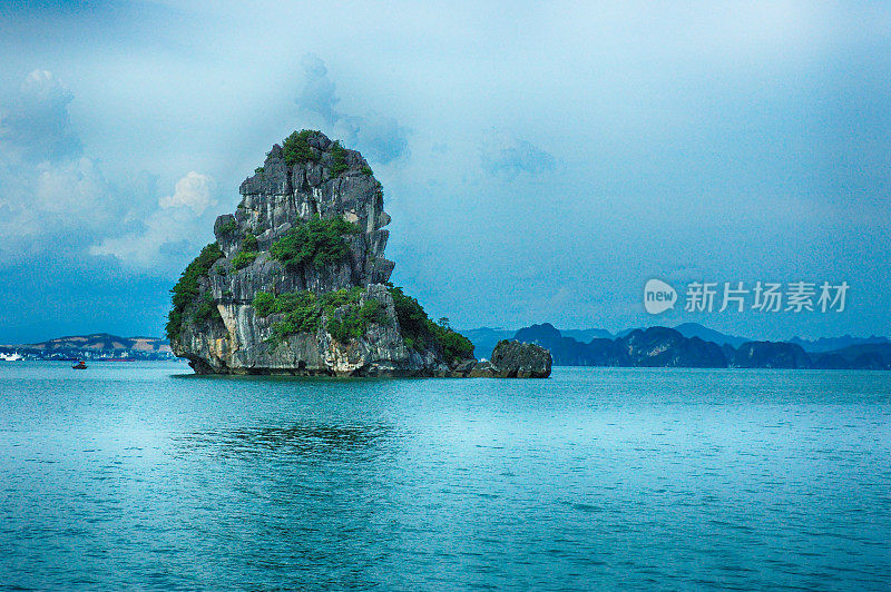 越南下龙湾风景优美的喀斯特岛屿