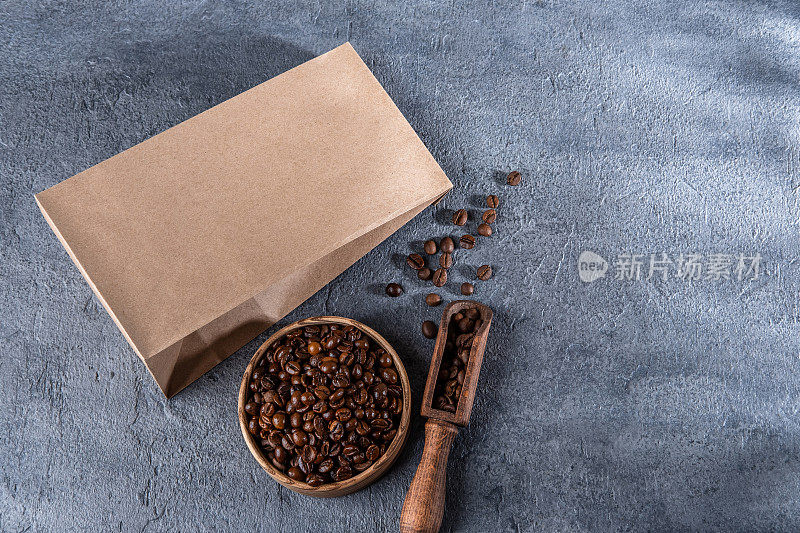 咖啡身份品牌模型。空白的棕色工艺袋咖啡豆。包装模板的标志，品牌，不干胶，标签。俯视图，平铺