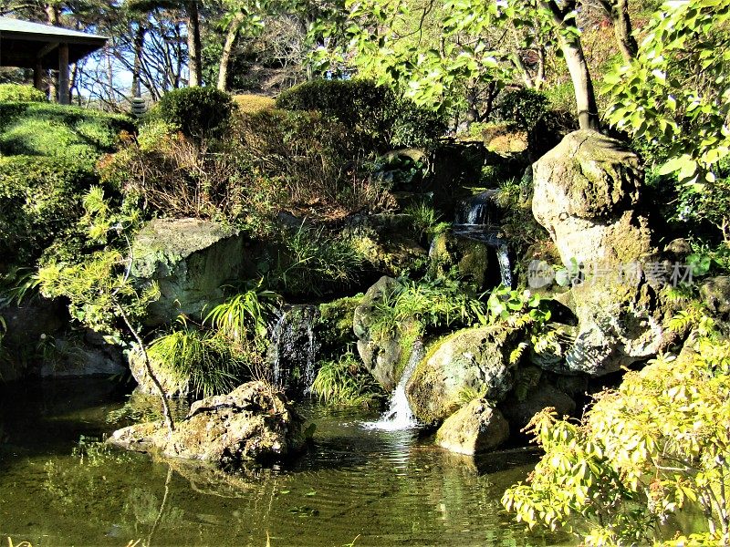 日本。2月。公园里的小瀑布。