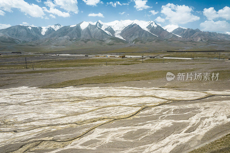 向昆仑山方向的干涸河床鸟瞰图